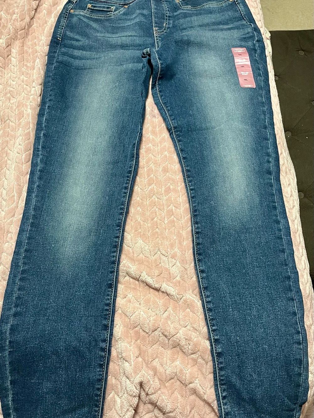 Levi's Women's Skinny Jeans - Dark Blue Wash - pull on skinny- totally shaping.